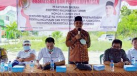 Anggota DPRD Kaltim, Bagus Susetyo (berdiri) memberikan sambutan dalam Sosialisasi Perda Pencegahan Penyalahgunaan Narkotika di RT 10 Kelurahan Kariangau, Kecamatan Balikpapan Barat, Sabtu 1 Oktober 2022.