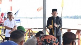 Ketua DPRD Kaltim Hasanuddin Mas’ud saat memberikan sambutan di lomba balap ketinting dalam rangka memeriahkan Erau Adat Pelas Benua 2022 di Dermaga Kumala, Tenggarong, Kutai Kartanegara.