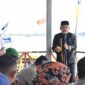 Ketua DPRD Kaltim Hasanuddin Mas’ud saat memberikan sambutan di lomba balap ketinting dalam rangka memeriahkan Erau Adat Pelas Benua 2022 di Dermaga Kumala, Tenggarong, Kutai Kartanegara.