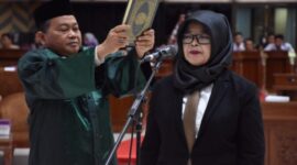 Pengucapan sumpah jabatan Pergantian Antar Waktu (PAW), Ambulansi Qomariah. (Foto: Ist)