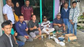 Ketua Komisi I DPRD Kaltim, Baharuddin Demmu saat mengunjungi masyarakat Desa Margahayu