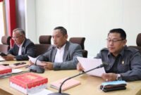 Wakil Ketua DPRD Kaltim Seno Aji didampingi Wakil Ketua DPRD Kaltim Muhammad Samsun dan Sigit Wibowo saat memimpin rapat Banmus. (Foto: Ist)