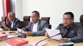 Wakil Ketua DPRD Kaltim Seno Aji didampingi Wakil Ketua DPRD Kaltim Muhammad Samsun dan Sigit Wibowo saat memimpin rapat Banmus. (Foto: Ist)