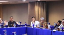 Tim Rencana Kerja DPRD Kaltim gelar rapat kerja bersama BPKAD dan Biro Hukum Pemprov Kaltim di Ballroom Hotel Blue Sky. (Foto: InfoNusa.co/ARF/HO)