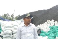 Wakil Ketua Pansus Investigasi Pertambangan (IP) DPRD Kaltim, M. Udin saat Sidak ke lokasi pertabambangan ilegal. (Foto: InfoNusa.co/ARF)