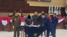 Penandatanganan Berita Acara Persetujuan Bersama Pengesahan Perda RTRW Kaltim Tahun 2022-2042. (Foto: Infonusa.co/ARF)