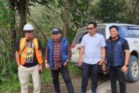 Anggota Komisi III DPRD Kaltim, Agus Aras (kemeja putih) saat tinjau infrastruktur jalan dan jembatan di Jalur Samarinda-Bontang. (Foto: InfoNusa.co/ARF)