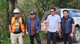 Anggota Komisi III DPRD Kaltim, Agus Aras (kemeja putih) saat tinjau infrastruktur jalan dan jembatan di Jalur Samarinda-Bontang. (Foto: InfoNusa.co/ARF)