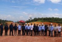 Komisi III DPRD Kaltim meninjau proses pengerjaan jalan di Kabupaten Kutai Timur yang dikerjakan okeh PT GAM.