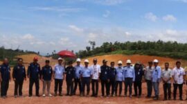 Komisi III DPRD Kaltim meninjau proses pengerjaan jalan di Kabupaten Kutai Timur yang dikerjakan okeh PT GAM.