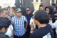 Wakil Ketua Pansus IP DPRD Kaltim, M. Udin saat menemui massa aksi. (Foto: infonusa.co/ARF)