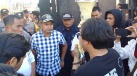 Wakil Ketua Pansus IP DPRD Kaltim, M. Udin saat menemui massa aksi. (Foto: infonusa.co/ARF)