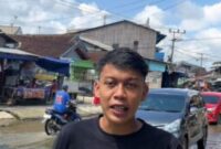 Syahril Saili salah satu pemuda yang berada di Kelurahan Sungai Pinang Dalam saat berada di lokasi genangan