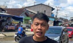 Syahril Saili salah satu pemuda yang berada di Kelurahan Sungai Pinang Dalam saat berada di lokasi genangan