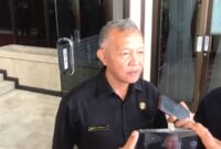 Wakil Ketua DPRD Kaltim Muhammad Samsun saat menyidak jalan provinsi yang ambruk di Kecamatan Samboja, Kukar. (Foto: infonusa.co/HO)