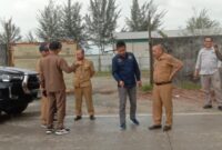 Anggota Pansus LKPJ Gubernur, Baharuddin Demmu saat melakukan uji petik infrastruktur jalan provinsi di Kabupaten Kukar. (Foto: infonusa.co/HO)