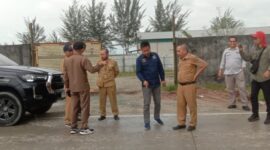 Anggota Pansus LKPJ Gubernur, Baharuddin Demmu saat melakukan uji petik infrastruktur jalan provinsi di Kabupaten Kukar. (Foto: infonusa.co/HO)