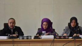 Ketua Komisi IV DPRD Kaltim, Akhmed Reza Fachlevi saat memimpin jalannya RDP. (Foto: infonusa.co/ARF/HO)