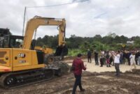 Proses pembongkaran bolkade jalan Ring Road II menggunakan alat berat. (Foto: infonusa.co/ARF)