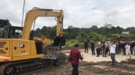 Proses pembongkaran bolkade jalan Ring Road II menggunakan alat berat. (Foto: infonusa.co/ARF)