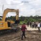 Proses pembongkaran bolkade jalan Ring Road II menggunakan alat berat. (Foto: infonusa.co/ARF)