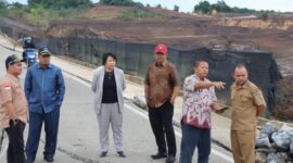 Komisi III DPRD Kaltim melalukan peninjauan langsung ke lokasi Jalan Poros Dondang. (Foto: infonusa.co/ARF)