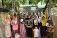 Anggota Komisi II DPRD Kota Samarinda, Novi Marinda Putri saat foto bersama masyarakat usai gelaran Sosraperda tentang pelindungan dan pendistribusian produk lokal dan UMKM ke pasar Modern (Foto:ist)