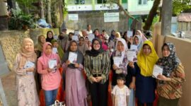 Anggota Komisi II DPRD Kota Samarinda, Novi Marinda Putri saat foto bersama masyarakat usai gelaran Sosraperda tentang pelindungan dan pendistribusian produk lokal dan UMKM ke pasar Modern (Foto:ist)