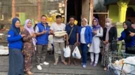 Penyaluran bantuan oleh DPW PAN Kaltim kepada korban kebakaran di Teluk Lerong Ilir, Samarinda (foto: ist)
