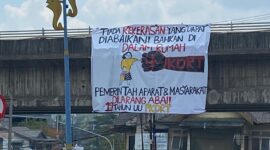 Pemasangan spanduk di flyover Samarinda 