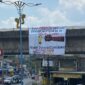 Pemasangan spanduk di flyover Samarinda 