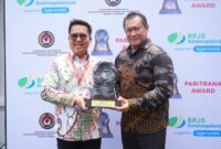 foto : Wabup Kukar Rendi Solihin saat meraih penghargaan 