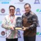 foto : Wabup Kukar Rendi Solihin saat meraih penghargaan 