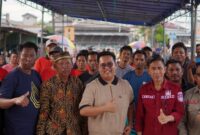 foto : Wabup Kukar Rendi Solihin saat foto bersama para warga pembudidaya udang 