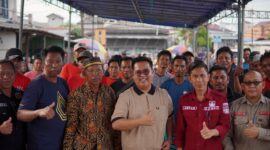 foto : Wabup Kukar Rendi Solihin saat foto bersama para warga pembudidaya udang 