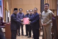 Penyampaian pandangan akhir fraksi PDI Perjuangan (foto : Dok. DPRD SAMARINDA)