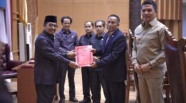 Penyampaian pandangan akhir fraksi PDI Perjuangan (foto : Dok. DPRD SAMARINDA)