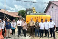 Foto: Wakil Ketua DPRD Kaltim, Seno Aji (kemeja coklat), memonitor langsung pembangunan proyek dirainase di Kelurahan Loa Ipuh.
