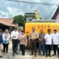 Foto: Wakil Ketua DPRD Kaltim, Seno Aji (kemeja coklat), memonitor langsung pembangunan proyek dirainase di Kelurahan Loa Ipuh.