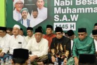 Foto : Anggota Komisi IV DPRD Kaltim, Rusman Ya’qub (baju muslim coklat) saat menghadiri acara Maulid Nabi Muhammad SAW dan peringatan Hari Santri Nasional gelaran PWNU Kaltim. 