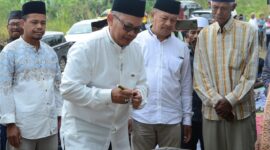 Kepala Bagian Kesejahteraan Rakyat Pemerintah Kota Samarinda, Komarul Zaman Saat penandatangan persemian mushollah Ibnu Sina (Foto: ist)