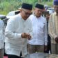 Kepala Bagian Kesejahteraan Rakyat Pemerintah Kota Samarinda, Komarul Zaman Saat penandatangan persemian mushollah Ibnu Sina (Foto: ist)