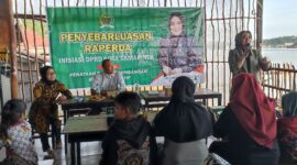 Anggota Komisi II DPRD Kota Samarinda, Laila Fatihah saat menggelar Sosraperda bersama Warga Loa Bakung (Foto:Infonusa.co/HO)