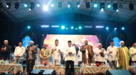 Wakil Ketua DPRD Kaltim, Sigit Wibowo (dua dari kiri), saat menghadiri kegiatan Kaltim Bershalawat XI garapan Bank Kaltimtara di Stadion Gelora Kadrie Oening Samarinda. 