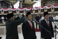 Foto : Encik Wardani dan Selamat Ari Wibowo saat pengambilan sumpah/janji jabatan sebagai Anggota DPRD Kaltim. 