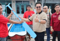 FOTO : PENYERAHAN SIMBOLIS WABUP KUKAR RENDI SOLIHIN (ISTIMEWA)