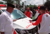 FOTO : BUPATI KUKAR EDI DAMANSYAH SAAT MELIHAT MOBIL AMBULANCE (ISTIMEWA) 