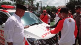 FOTO : BUPATI KUKAR EDI DAMANSYAH SAAT MELIHAT MOBIL AMBULANCE (ISTIMEWA) 