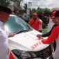 FOTO : BUPATI KUKAR EDI DAMANSYAH SAAT MELIHAT MOBIL AMBULANCE (ISTIMEWA) 