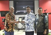 Foto : Ketua Komisi I DPRD Kaltim, Baharuddin Demmu (tengah), saat memberikan cinderamata kepada Dekan Fakultas Hukum (FH) Unmul. 